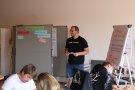 Person steht vor anderen Personen