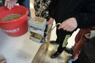 Eimer und Handmühle auf einem Tisch